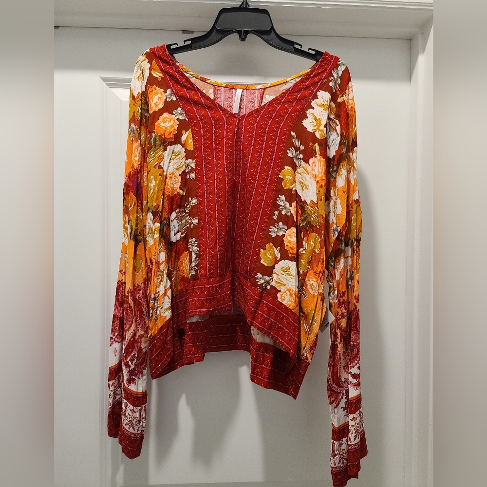 NWT JW Floral V-Neck Top Size L